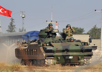 تركيا تحشد قواتها عند الحدود السورية