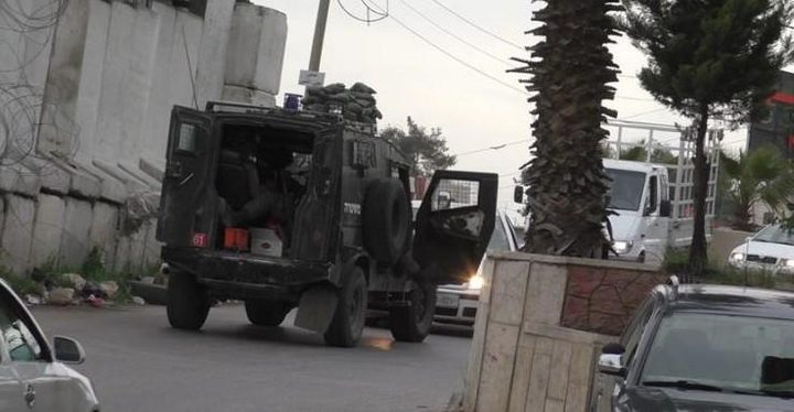 الاحتلال يداهم محلات تجارية ومنازل ويصادر أجهزة مراقبة في مركة جنوب جنين