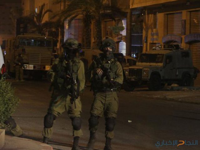 الاحتلال يصوّر منازل المواطنين في قرية الولجة شمال غرب بيت لحم