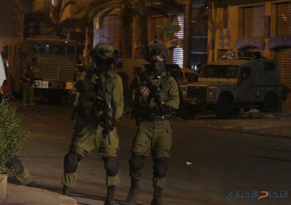 الاحتلال يصوّر منازل المواطنين في قرية الولجة شمال غرب بيت لحم