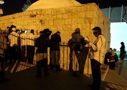 بالفيديو: مواجهات عنيفة بين الشبان وقوات الإحتلال في نابلس اثر محاولة اقتحام المدينة