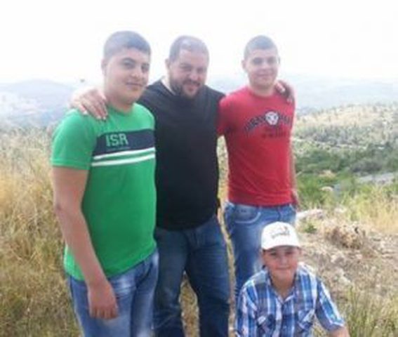 الاحتلال يبعد أربعة أقارب عن مكان سكنهم ويُمدّد اعتقال 6 مواطنين