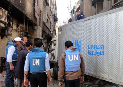 كرينبول: سنواصل مساعداتنا للاجئين الفلسطينيين و"نفي" لعدم توفر الرواتب