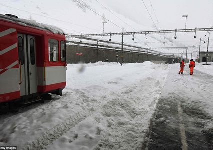 الثلوج تحتجز مئات المسافرين في اليابان
