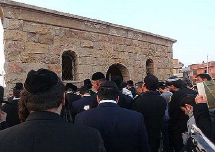 12 حاخاماً يزورون ضريح "أبو حصيرة" شمالي مصر