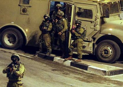 الاحتلال يستدعي أسيراً محرراً ويفتش منزل أحد المعتقلين
