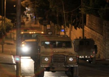 الاحتلال يداهم شققاً سكنية في حي عين منجد