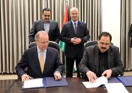 برعاية رئيس الوزراء.. توقيع اتفاقية لتركيب أنظمة توليد كهرباء لـ500 مدرسة حكومية