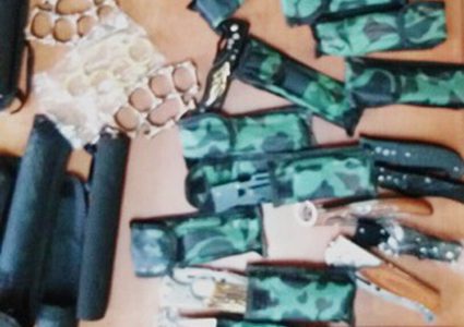 الشرطة تلقي القبض على بائع أدوات حادة في نابلس