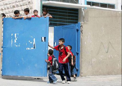 الأونروا تنهي خدمات أكثر من 100 موظف من اللاجئين