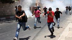 قوات الاحتلال تستهدف المتظاهرين بقنابل الغاز في تقوع جنوب شرق بيت لحم