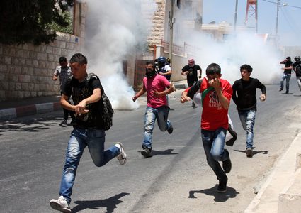 قوات الاحتلال تستهدف المتظاهرين بقنابل الغاز في تقوع جنوب شرق بيت لحم