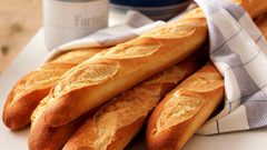 ماكرون : خبز "الباغيت" سبب لحسد العالم لفرنسا