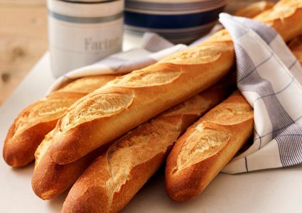 ماكرون : خبز "الباغيت" سبب لحسد العالم لفرنسا