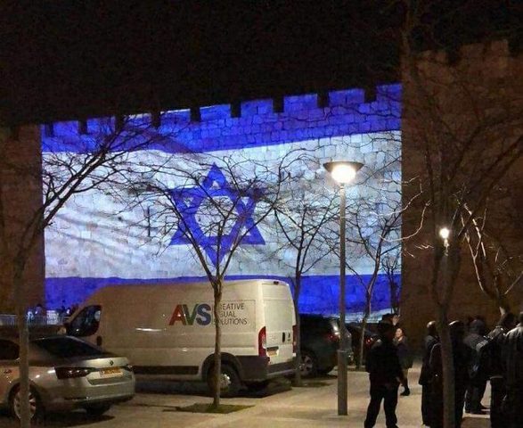 قوات الاحتلال تضيئ العلم الإسرائيلي على جدران البلدة القديمة بالقدس