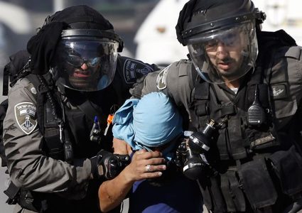 الاحتلال ينهب مبلغا ماليا من إحدى الشقق ويعتقل شابا في رام الله