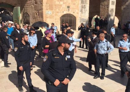 حالة من التوتر تسود في المسجد الأقصى (فيديو)