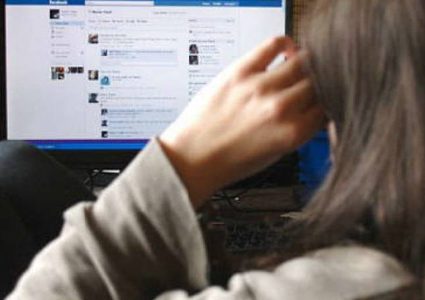 القبض على شخصين يشتبه بهما بتهديد مواطنة عبر مواقع التواصل الاجتماعي في نابلس