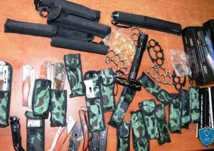 الشرطة تضبط أدوات حادة وتلقي القبض على بائعها