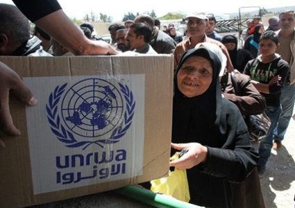 لاجئون في مخيم النصيرات يحتجون على تقليص المساعدات المالية للأونروا