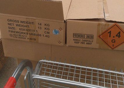 الإحتلال يصادر كميات كبيرة من الألعاب النارية