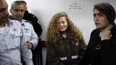 الاحتلال يمدد فترة اعتقال عهد التميمي ووالدتها للمرة الرابعة