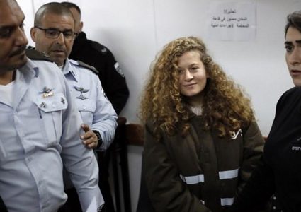 الاحتلال يمدد فترة اعتقال عهد التميمي ووالدتها للمرة الرابعة