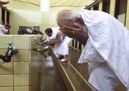 تحذيرات من خطورة أداء الوضوء على مغسلة مرتفعة