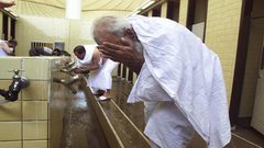 تحذيرات من خطورة أداء الوضوء على مغسلة مرتفعة