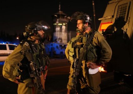 الاحتلال يقتحم دير سامت في دورا ويفتش محال تجارية