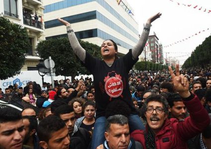 الاحتجاجات تهدأ في تونس لكن الحكومة ما زالت تحت ضغط اجتماعي قوي