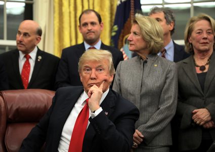 ترامب يتراجع ويرحب باستقبال اللاجئين في الولايات المتحدة