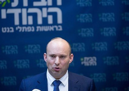 نفتالي بنت يرد على مطالبة الحاخامات بطرد رئيس أركان جيشهم