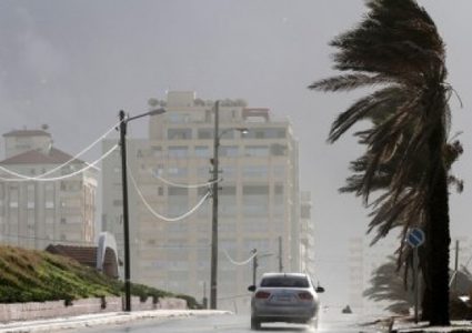 الدفاع المدني يدعو لعدم التحرك نظرا لكثرة الأجسام المتطايرة