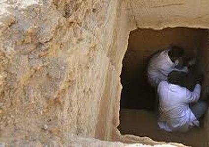 اكتشاف مقبرة منحوتة في الصخر في مصر