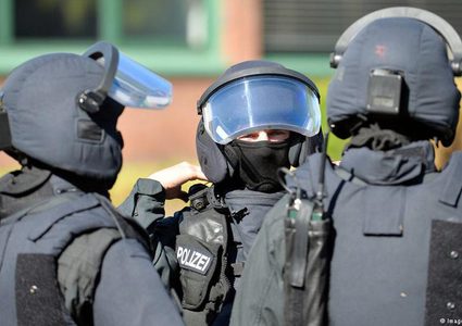 احتجاز رهائن وإطلاق نار في مركز للاجئين بألمانيا بعد قرار ترحيل عائلة