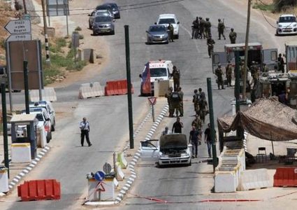 الاحتلال يعيق تنقلات المواطنين عبر حاجز الحمرا