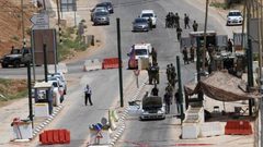 الاحتلال يعيق تنقلات المواطنين عبر حاجز الحمرا