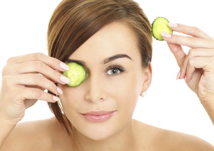 تخلصي من السواد تحت العيون بهذه الطريقة