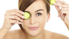 تخلصي من السواد تحت العيون بهذه الطريقة