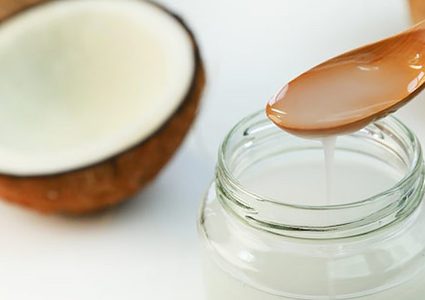 زيت جوز الهند لإطالة الرموش