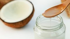 زيت جوز الهند لإطالة الرموش