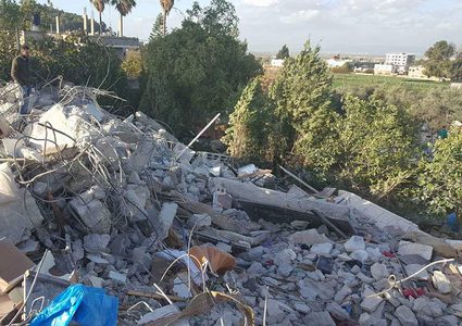 تواصل عمليات البحث تحت أنقاض بيت الشهيد جرار في واد برقين