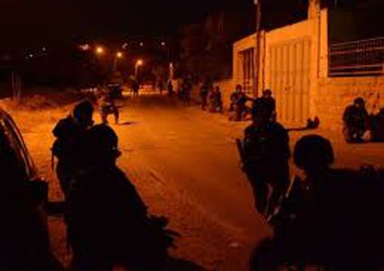 الاحتلال يعتقل أربعة شبان ويصادر أجهزة خليوي خلال اقتحام بلدة اليامون