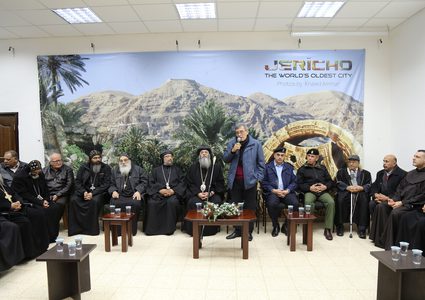 الفتياني ينقل تهاني الرئيس بعماد المسيح للسريان والاقباط