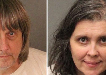 أب و أم يعذبان أولادهما !