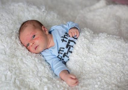 كيف تخففي من أعراض الأمراض الجلدية التي تصيب طفلك