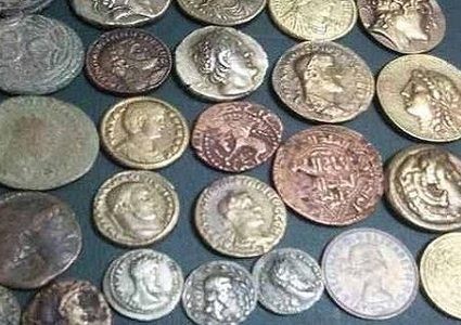 القبض على شخص بحوزته 1828 قطعة نقدية يشتبه بأنها أثرية