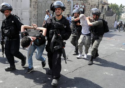 جنود الاحتلال يحتجزون طفلا في الخليل ومستوطنون يستولون على دراجته