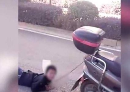 "فيديو مروع" صينية تعاقب طفلها لأنه غير مطيع بطريقة لا تخطر ببال أحد!